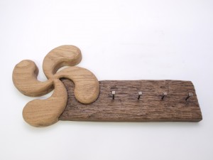 Cuelga llaves con lauburu tallado en madera de roble