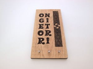 Cuelga llaves "ongi etorri" en madera de roble