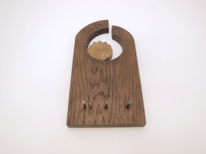 Cuelgal llaves con estela tallado en madera de roble