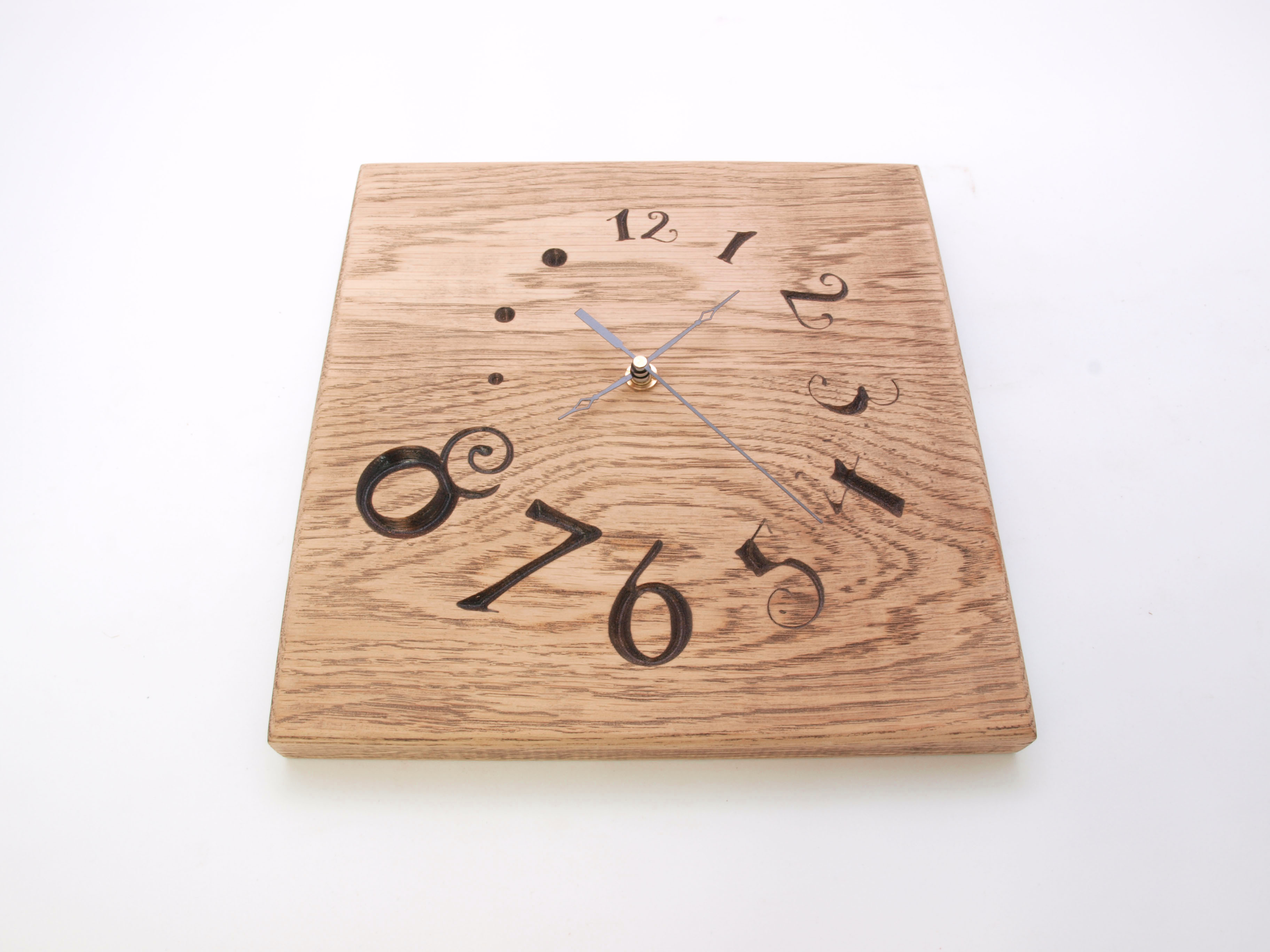 Reloj tallado en madera de roble en bajorrelieve