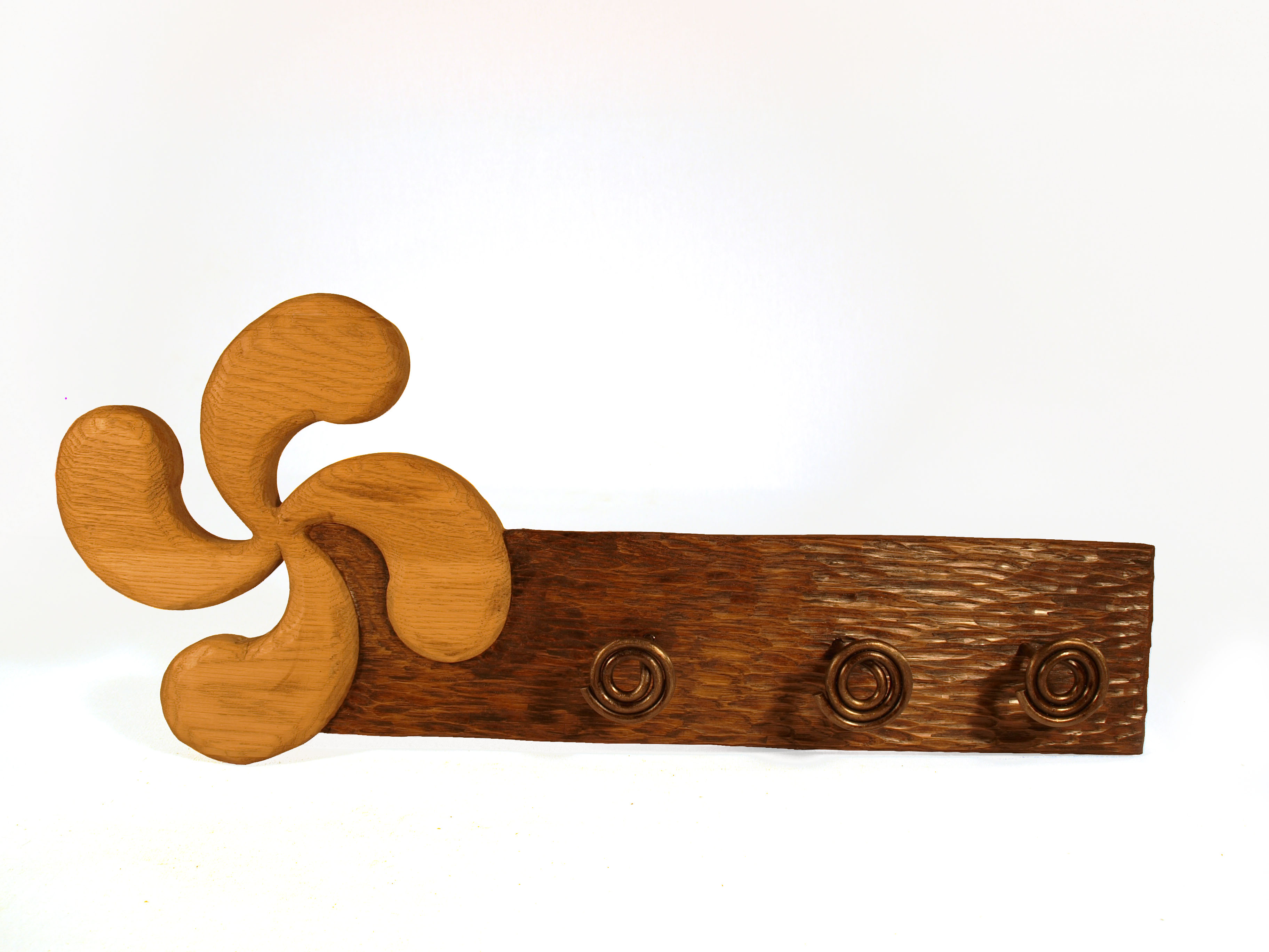 Perchero con lauburu tallado en madera de roble en altorrelieve
