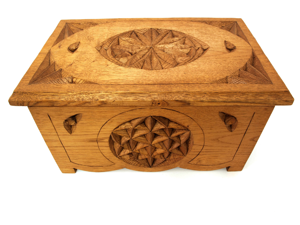 Kutxa tallada con motivos tradicionales en madera de castaño