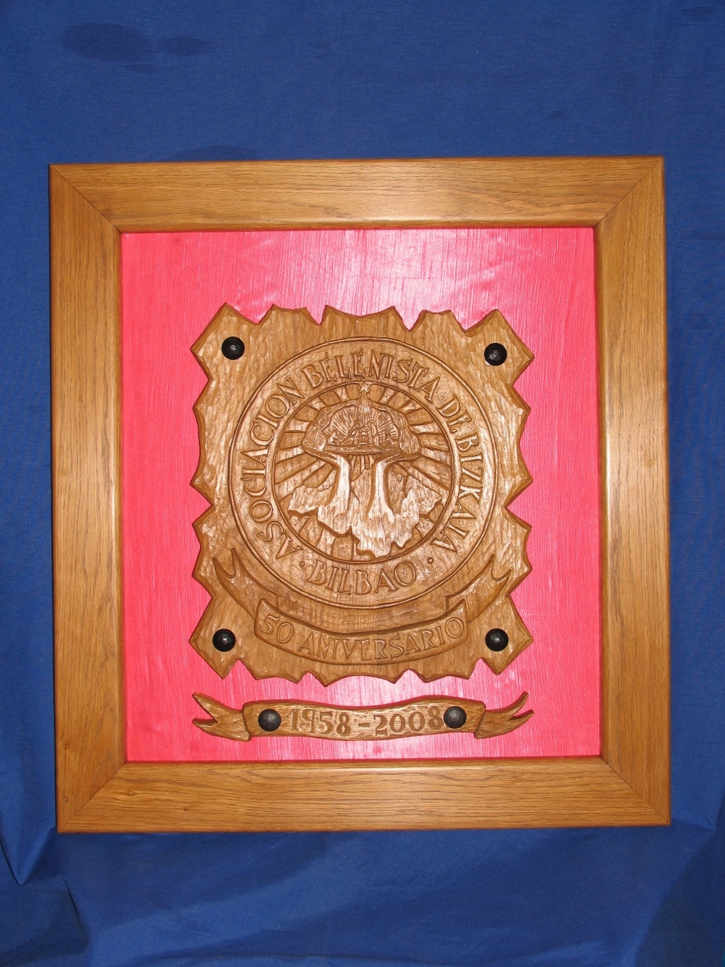 Escudo enmarcado tallado en madera de roble